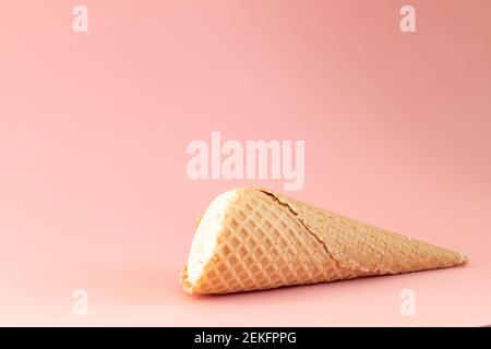 Eis-Kegel isoliert auf rosa Hintergrund, süße Sommer Food-Konzept Stockfoto