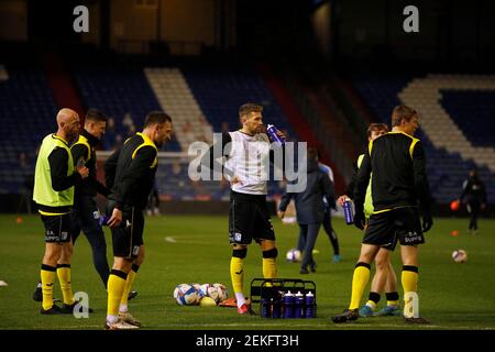 OLDHAM, ENGLAND. FEB 23rd: Barrow-Spieler wärmen sich während des Sky Bet League 2-Spiels zwischen Oldham Athletic und Barrow im Boundary Park, Oldham am Dienstag, den 23rd. Februar 2021 auf. (Kredit: Chris Donnelly, MI News) Kredit: MI Nachrichten & Sport /Alamy Live Nachrichten Stockfoto