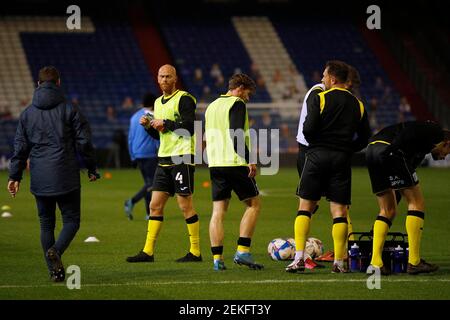 OLDHAM, ENGLAND. FEB 23rd: Barrow-Spieler wärmen sich während des Sky Bet League 2-Spiels zwischen Oldham Athletic und Barrow im Boundary Park, Oldham am Dienstag, den 23rd. Februar 2021 auf. (Kredit: Chris Donnelly, MI News) Kredit: MI Nachrichten & Sport /Alamy Live Nachrichten Stockfoto