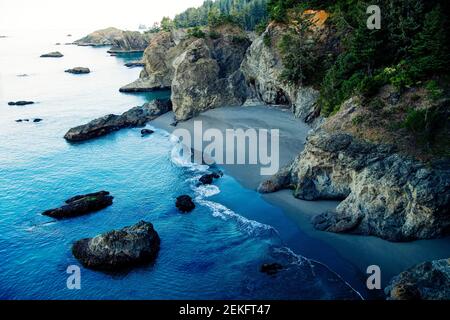 Küste des blauen Meeres, Samuel H. Boardman State Park, Brookings, Oregon, USA Stockfoto