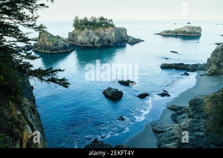 Küste des blauen Meeres, Samuel H. Boardman State Park, Brookings, Oregon, USA Stockfoto