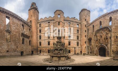 Linlithgow, Schottland - Juen 10 2018: Innenhof aus dem 16th. Jahrhundert im historischen Linlithgow Palace, Geburtsort von Mary Queen of Scots in West Lothian, Scot Stockfoto