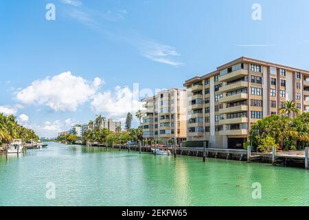 Bal Harbour, Miami Florida mit hellgrünem türkisfarbenem Meer Biscayne Bay Intracoastal Water und Skyline von Sunny Isles Beach in der Ferne Stockfoto