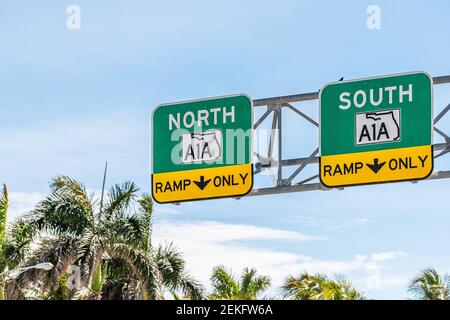 Florida State Road Highway Straße A1A nach Norden oder Süden Rampe nur Richtung Zeichen in Miami Dade County mit Palmen Bäume und blauer Himmel Stockfoto
