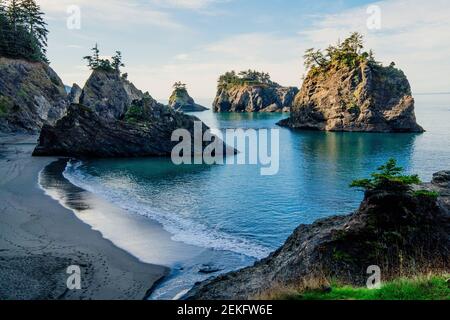 Küste des blauen Meeres, Samuel H. Boardman State Park, Brookings, Oregon, USA Stockfoto