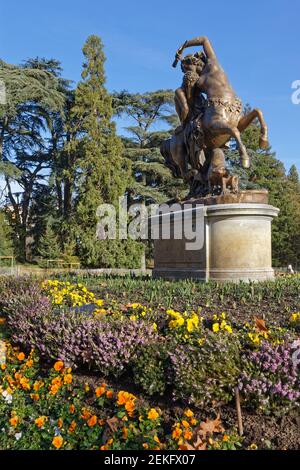 LYON, FRANKREICH, 20. Februar 2021 : Centaur und Tierwelt (1849) von Augustin Courtet ist eine Bronzestatue am Haupteingang des Parc de la Tete d'Or Stockfoto