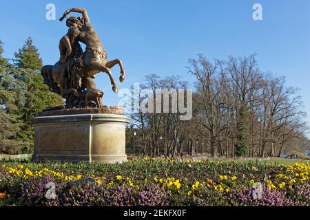 LYON, FRANKREICH, 20. Februar 2021 : Centaur und Tierwelt (1849) von Augustin Courtet ist eine Bronzestatue am Haupteingang des Parc de la Tete d'Or Stockfoto