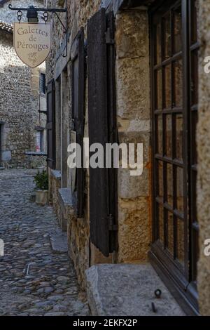 PEROUGES, FRANKREICH, 23. Februar 2021 : geschlossenes Restaurant in der Altstadt. Die Stadt wurde restauriert und Häuser wurden am Anfang des 20th. Jahrhunderts gerettet Stockfoto