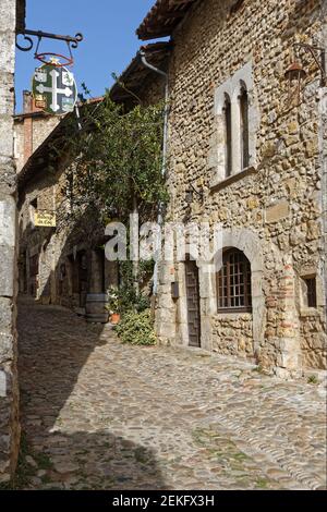 PEROUGES, FRANKREICH, 23. Februar 2021 : EINE Straße der alten mittelalterlichen Stadt. Die Stadt wurde restauriert und Häuser wurden am Anfang des 20th. Jahrhunderts gerettet Stockfoto