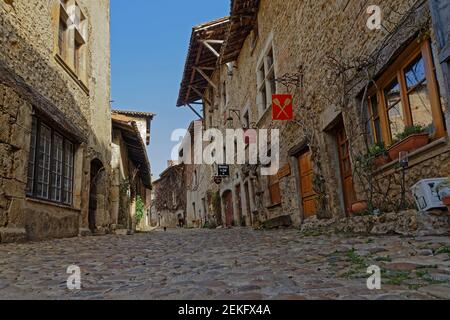 PEROUGES, FRANKREICH, 23. Februar 2021 : EINE Straße der alten mittelalterlichen Stadt. Die Stadt wurde restauriert und Häuser wurden am Anfang des 20th. Jahrhunderts gerettet Stockfoto