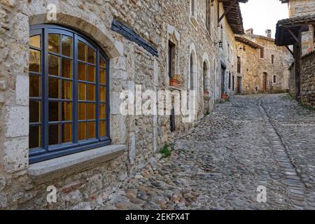 PEROUGES, FRANKREICH, 23. Februar 2021 : EINE Straße der alten mittelalterlichen Stadt. Die Stadt wurde restauriert und Häuser wurden am Anfang des 20th. Jahrhunderts gerettet Stockfoto