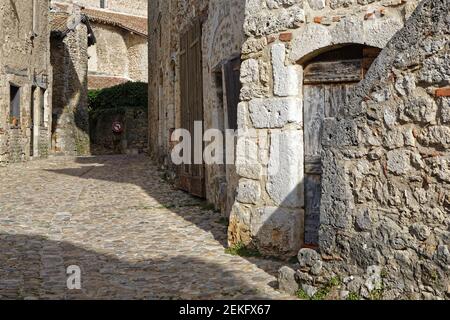 PEROUGES, FRANKREICH, 23. Februar 2021 : EINE Straße der alten mittelalterlichen Stadt. Die Stadt wurde restauriert und Häuser wurden am Anfang des 20th. Jahrhunderts gerettet Stockfoto
