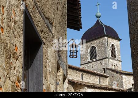 PEROUGES, FRANKREICH, 23. Februar 2021 : der Glockenturm der Altstadt. Die Stadt wurde restauriert und Häuser wurden am Anfang des 20th. Jahrhunderts und gerettet Stockfoto