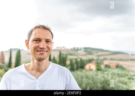 Monticchiello, Val D'Orcia Landdorf in der Toskana, Italien mit sanften grünen Hügeln mit Bauernhoflandschaft idyllische malerische Wiesenfelder und ha Stockfoto
