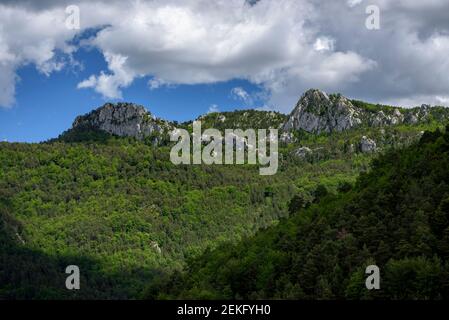 Catllaràs Aussicht von der Falgars-Wallfahrtskirche im Frühling (Berguedà, Katalonien, Spanien, Pyrenäen) Stockfoto