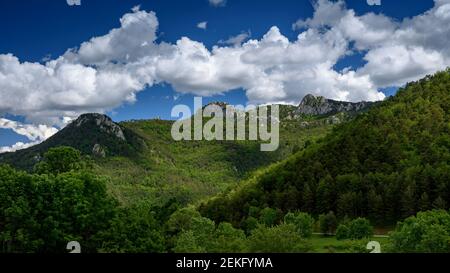 Catllaràs Aussicht von der Falgars-Wallfahrtskirche im Frühling (Berguedà, Katalonien, Spanien, Pyrenäen) Stockfoto