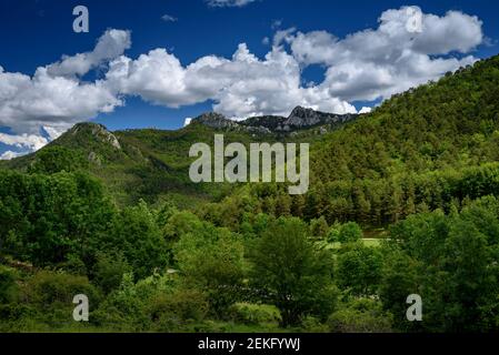 Catllaràs Aussicht von der Falgars-Wallfahrtskirche im Frühling (Berguedà, Katalonien, Spanien, Pyrenäen) Stockfoto