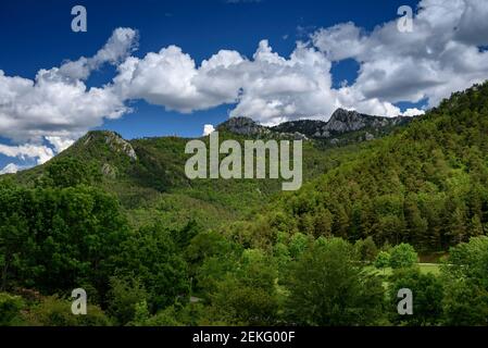 Catllaràs Aussicht von der Falgars-Wallfahrtskirche im Frühling (Berguedà, Katalonien, Spanien, Pyrenäen) Stockfoto