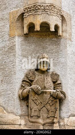 Alte Steinstatue mit Schild und Wappen Regensburg, am besten erhaltene mittelalterliche Stadt in Deutschland, Bayern, Deutschland Stockfoto