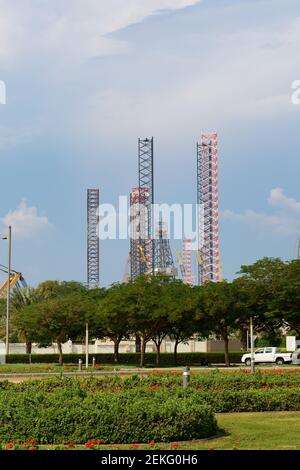 Öl bohren am Jumeirah Strand, Dubai, VAE Stockfoto