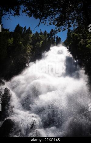 Comials Wasserfall, in der Nähe des Bonaigua Gebirgspass (Pyrenäen, Aigüestortes und Nationalpark Estany de Sant Maurici, Katalonien, Spanien) Stockfoto