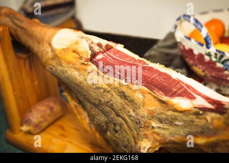 Blick auf gehäutete iberische Schweine Bein. Bereit zu essen Stockfoto