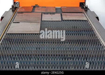 Faserlaser Schneidemaschine Tisch in der Werkstatt Stockfoto