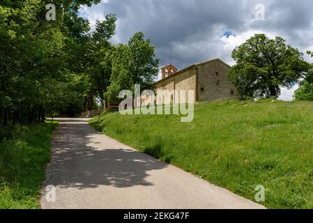 Falgars Sanctuary im Frühling, im Catllaràs-Massiv (Berguedà, Katalonien, Spanien, Pyrenäen) Stockfoto