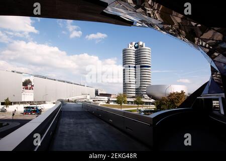 Deutschland BMW-Werk München, Hauptsitz und altes Museum aus der BMW Welt oder BMW Welt Stockfoto