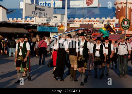 Deutschland Münchner Feiernden feiern Oktoberfest auf der Theresienwiese. Stockfoto