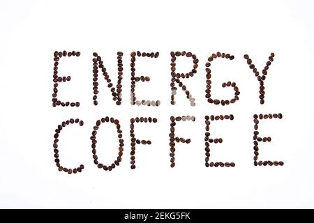 Die Inschrift Energiekaffee aus Kaffeebohnen auf weißem Hintergrund. Stockfoto