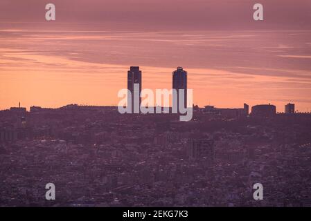 Panorama von Barcelona bei einem Winteraufgang, vom Berg Tibidabo aus gesehen (Barcelona, Katalonien, Spanien) Stockfoto