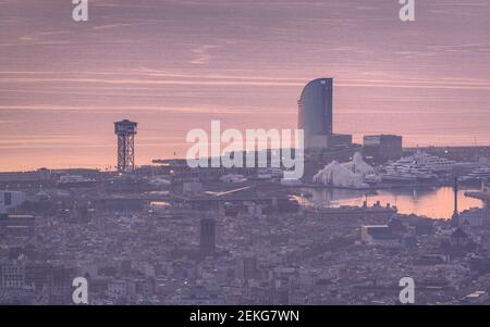 Panorama von Barcelona bei einem Winteraufgang, vom Berg Tibidabo aus gesehen (Barcelona, Katalonien, Spanien) Stockfoto