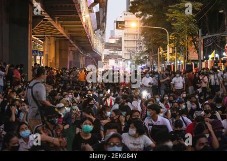 Während der Demonstration saßen Demonstranten auf dem Boden vor dem Royal Thai Police Headquarters. Prodemokratische Demonstranten versammelten sich vor dem marsch zum Royal Thai Police Headquarters an der Kreuzung Ratchaprasong und forderten den Rücktritt des Premierministers, eine neue Verfassung und Reformen der Monarchie. Demonstranten machten auch Parodie Kritiker des „Chang Ticket“ (Elephant Ticket) Skandals, die den Titel und die Position der Polizei unter Druck setzen könnten. Stockfoto