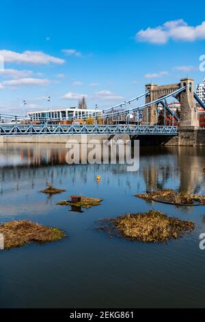 Breslau, Polen - März 8 2020 Grunwaldzki Brücke am sonnigen bewölkten Morgen Stockfoto