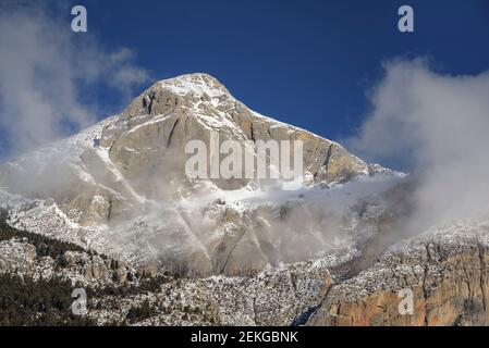 Pedraforca Südwand nach Schneefall im Winter (Provinz Barcelona, Katalonien, Spanien, Pyrenäen) ESP: Cara sur del Pollegó inferior del Pedraforca Stockfoto