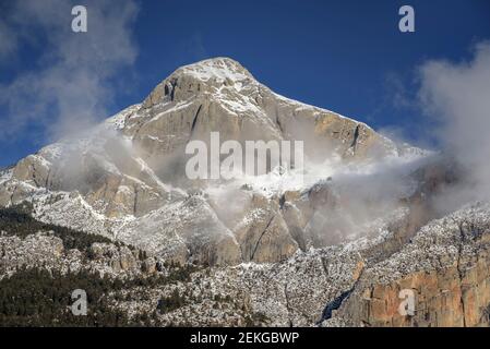 Pedraforca Südwand nach Schneefall im Winter (Provinz Barcelona, Katalonien, Spanien, Pyrenäen) ESP: Cara sur del Pollegó inferior del Pedraforca Stockfoto