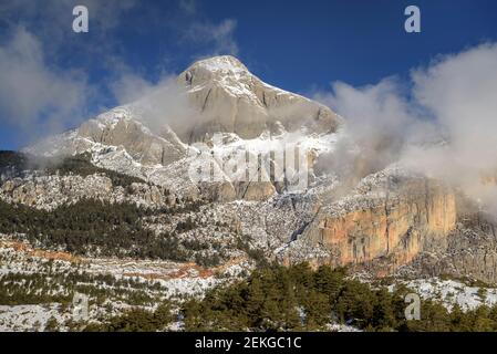 Pedraforca Südwand nach Schneefall im Winter (Provinz Barcelona, Katalonien, Spanien, Pyrenäen) ESP: Cara sur del Pollegó inferior del Pedraforca Stockfoto