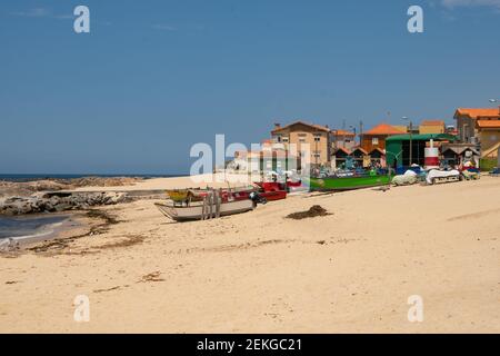 Fischerdorf Vila Cha mit Fischerbooten auf der Strände und Fischerhäuser in Portugal Stockfoto