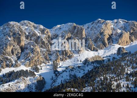 Pedraforca Südwand nach Schneefall im Winter (Provinz Barcelona, Katalonien, Spanien, Pyrenäen) Stockfoto