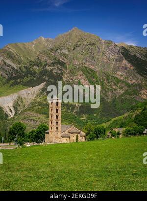 Romanische Kirche von Sant Climent de Taüll im Sommer (Vall de Boí, Katalonien, Spanien, Pyrenäen) Stockfoto