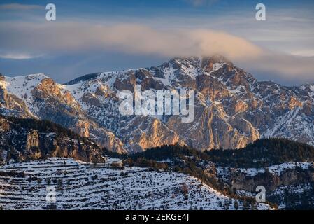 Serra del Moixeró von Maçaners aus gesehen, bei einem Winteraufgang (Berguedà, Katalonien, Spanien, Pyrenäen) Stockfoto