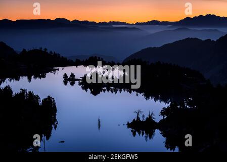 Sonnenaufgang auf der Josep Maria Blanc Hütte (Aigüestortes i Estany de Sant Maurici, Nationalpark, Katalonien, Spanien, Pyrenäen) Stockfoto