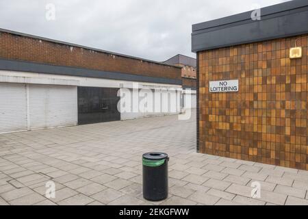 Leere und versperrte Ladeneinheiten im Einkaufszentrum Johnstone Renfrewshire. Stockfoto