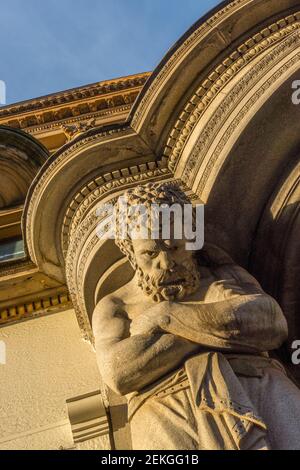 Statue des Atlas Blick vom Eingang eines Gebäudes auf Argyle St Glasgow. Stockfoto