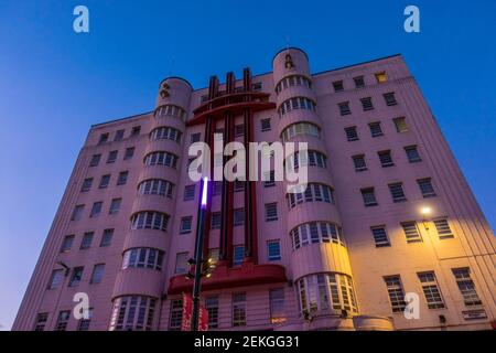 Die Art déco-Fassade des Beresford Building, 460 Sauchiehall St, Glasgow G2 3JU in der Abenddämmerung Stockfoto