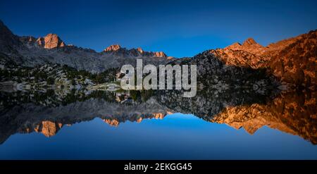 Sonnenaufgang auf der Josep Maria Blanc Hütte (Aigüestortes i Estany de Sant Maurici, Nationalpark, Katalonien, Spanien, Pyrenäen) Stockfoto