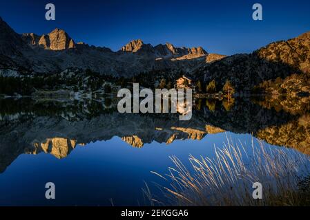 Sonnenaufgang auf der Josep Maria Blanc Hütte (Aigüestortes i Estany de Sant Maurici, Nationalpark, Katalonien, Spanien, Pyrenäen) Stockfoto