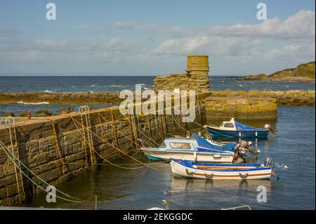 Boote im Hafen von Dunure Ayrshire bei Flut Stockfoto