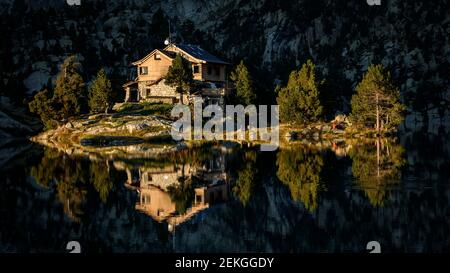 Sonnenaufgang auf der Josep Maria Blanc Hütte (Aigüestortes i Estany de Sant Maurici, Nationalpark, Katalonien, Spanien, Pyrenäen) Stockfoto